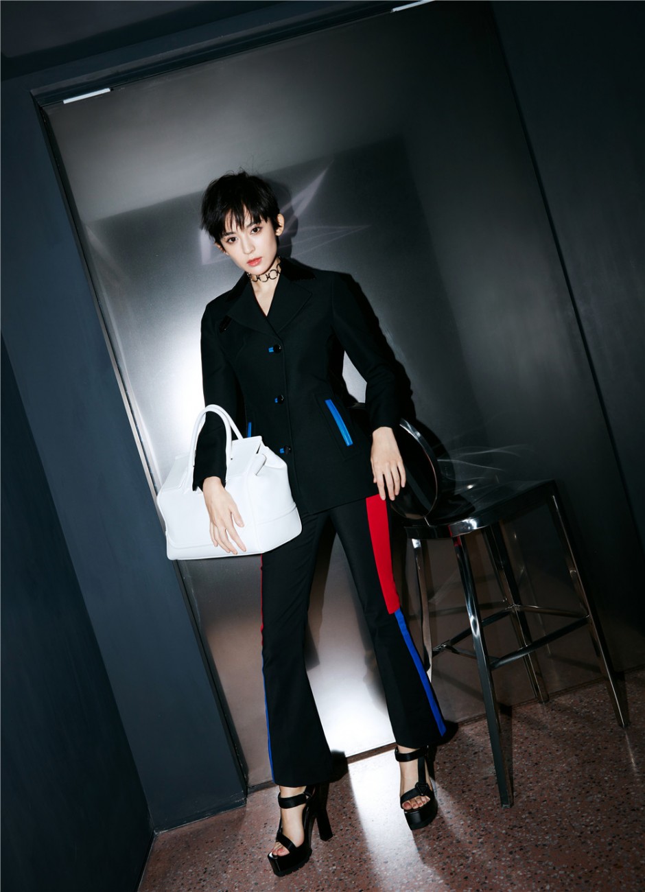 古力娜扎早春寫真大片 摩登風(fēng)范酷感十足