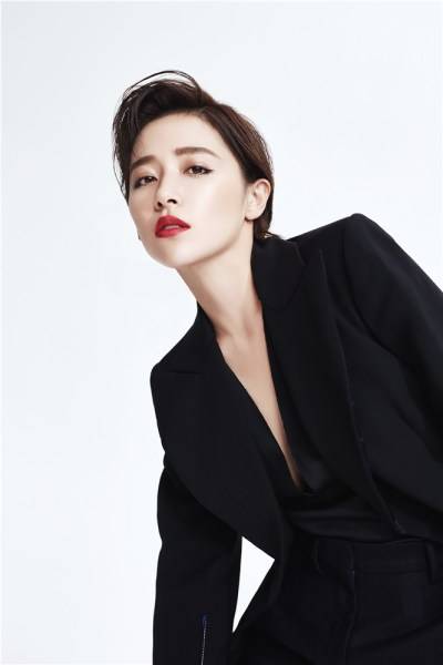 闕清子帥氣短發(fā)寫真曝光 西裝制服出鏡眼神撩人