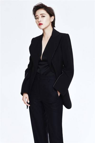 闕清子帥氣短發(fā)寫(xiě)真曝光 西裝制服出鏡眼神撩人