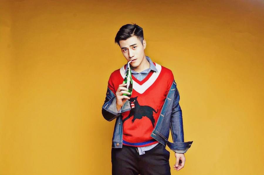 演員李晨浩新春寫真曝光 一襲復(fù)古紅毛衣?lián)岀R