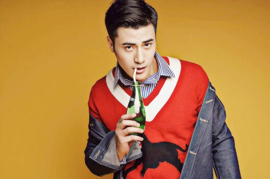 演員李晨浩新春寫真曝光 一襲復(fù)古紅毛衣?lián)岀R