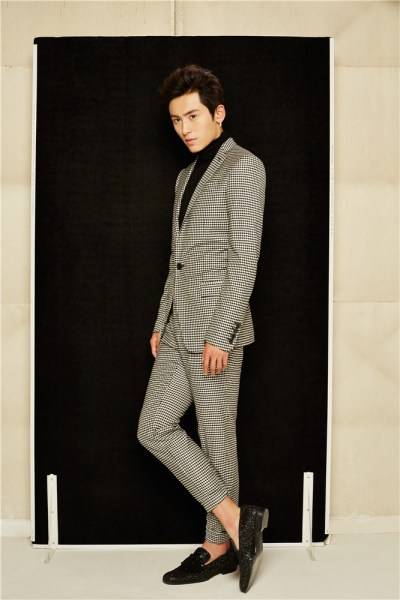 實力小生張哲瀚最新寫真 展不羈輕熟男魅力