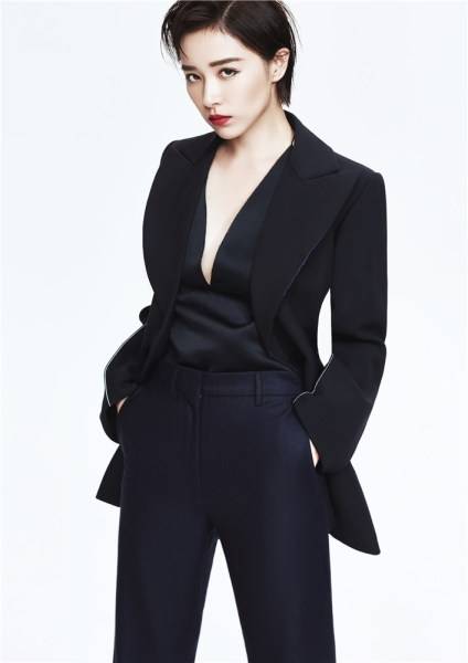 闕清子帥氣短發(fā)寫真曝光 西裝制服出鏡眼神撩人