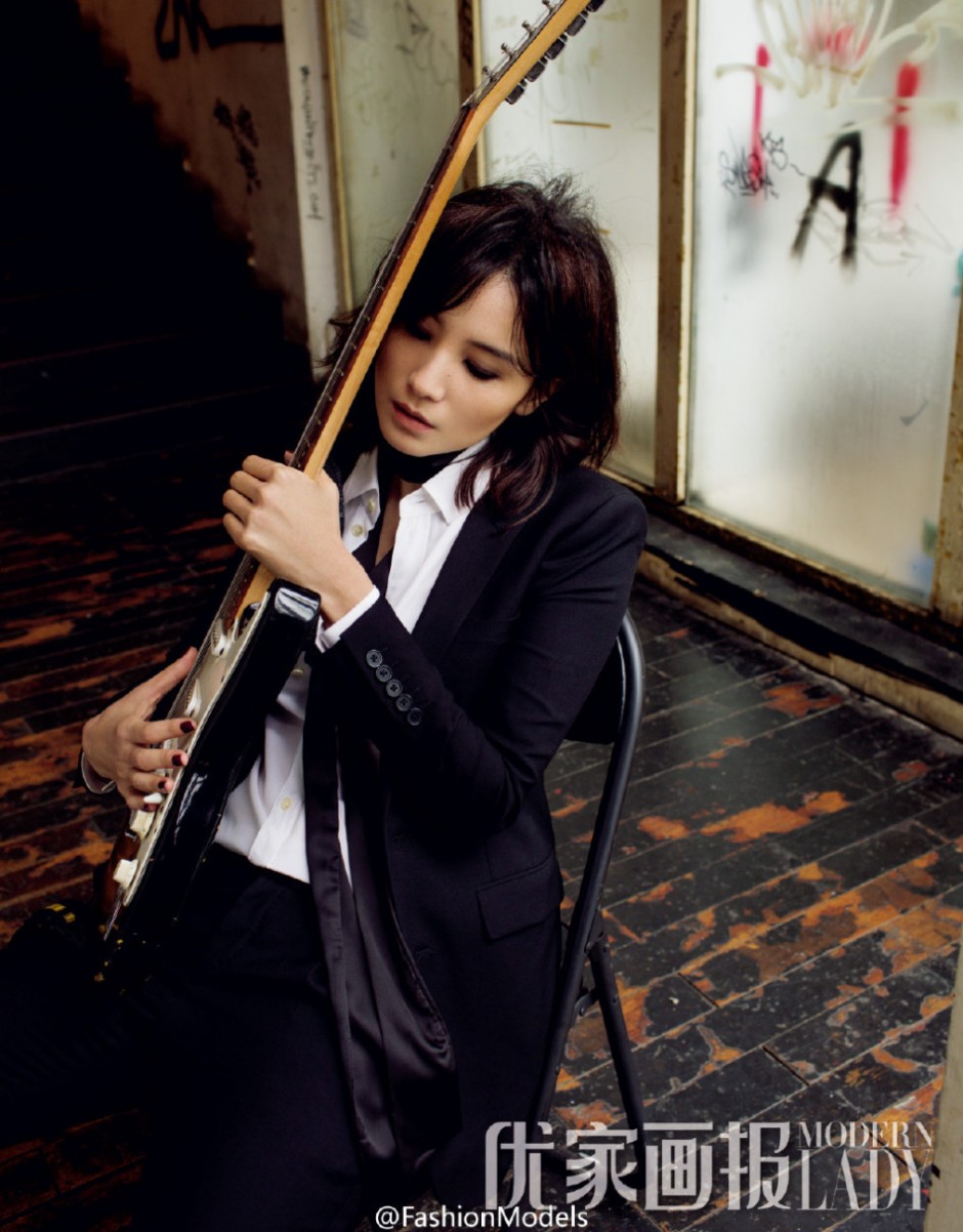 小宋佳最新寫真大片公開 抱吉他才女范兒十足