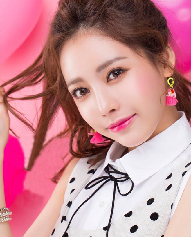 秋風(fēng)起換新&ldquo;妝&rdquo; 粉紅妝容添活力