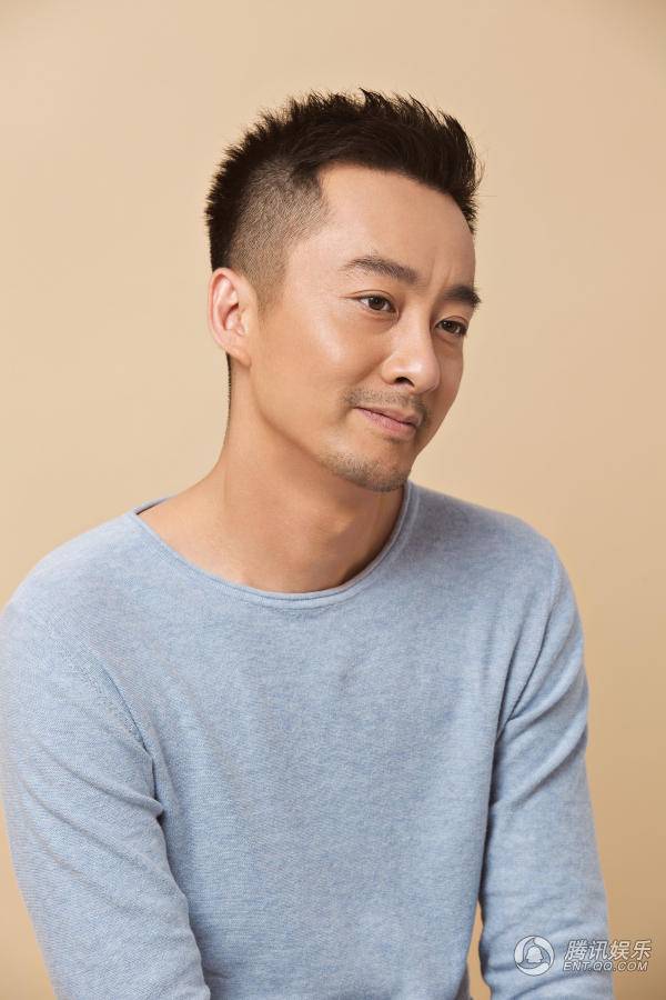 演員吳超冬季寫真曝光 溫暖笑容暖男味十足