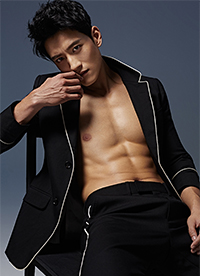 演員張峻寧赤身半裸大秀肌肉春光乍泄顯誘惑