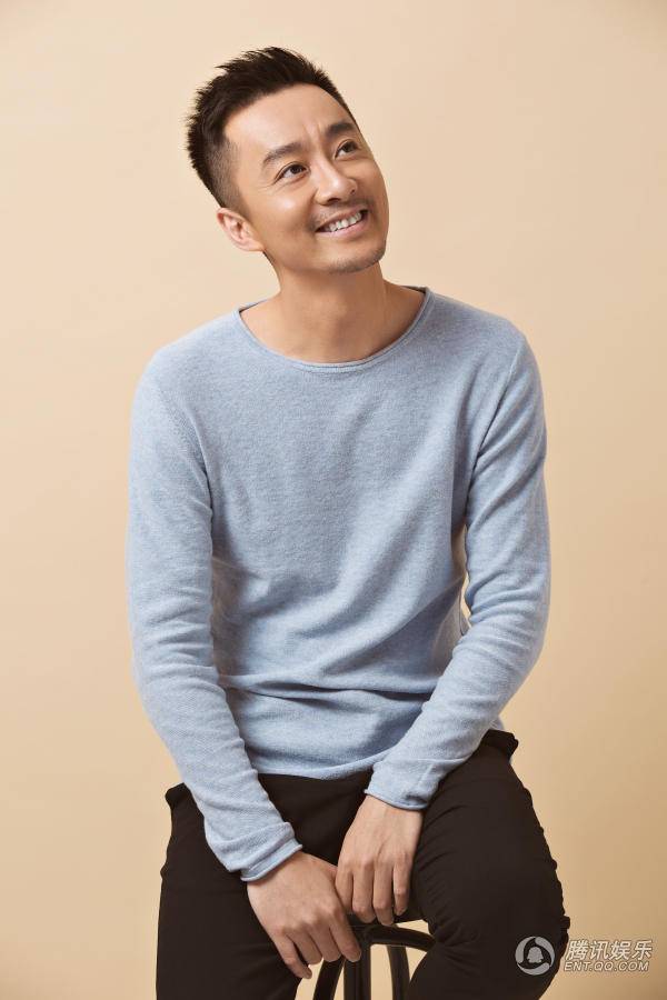 演員吳超冬季寫真曝光 溫暖笑容暖男味十足