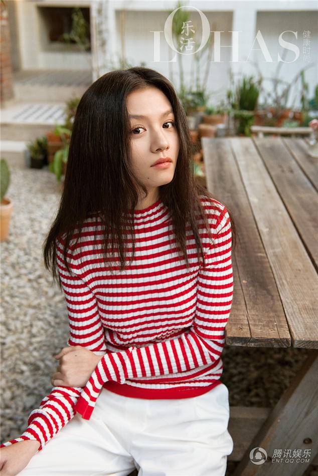 演員春夏雜志寫真曝光 清新自然氣質(zhì)脫俗