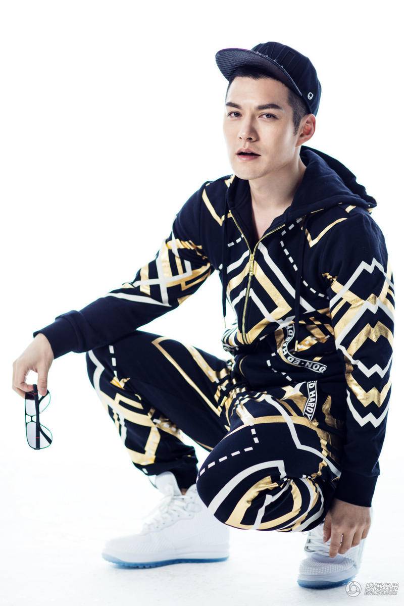 嚴(yán)屹寬運(yùn)動(dòng)型男裝扮寫(xiě)真 動(dòng)感邪魅盡顯男士魅力