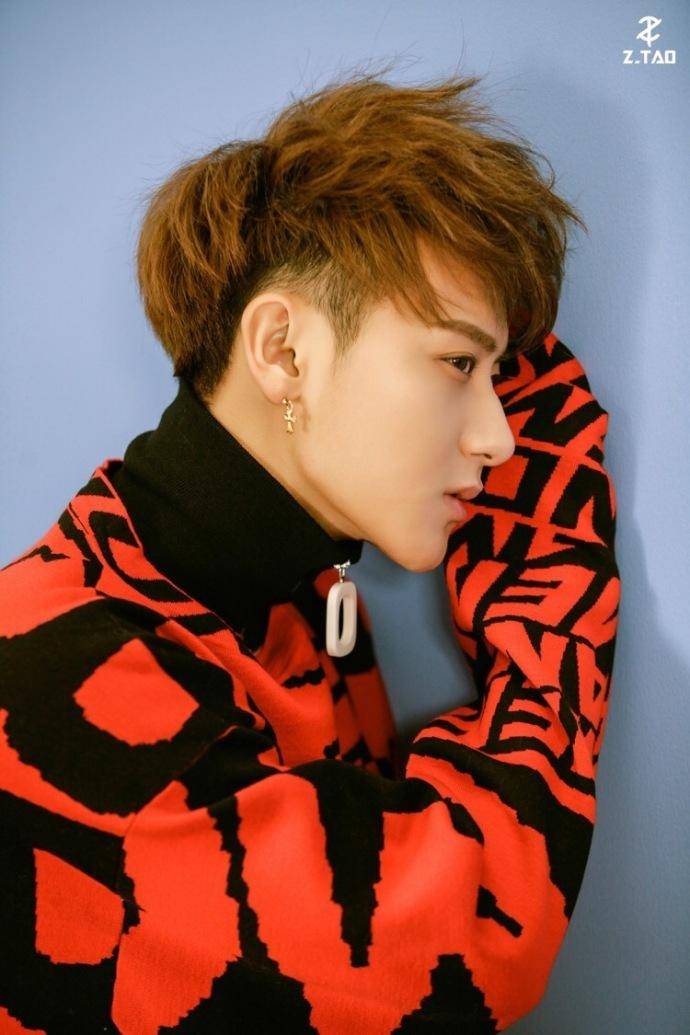 黃子韜情人節(jié)寫真大片 笑容溫暖男友力爆棚