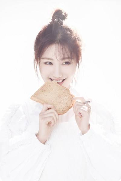 梁田時尚寫真笑容吸睛 貓咪入境盡顯親和力