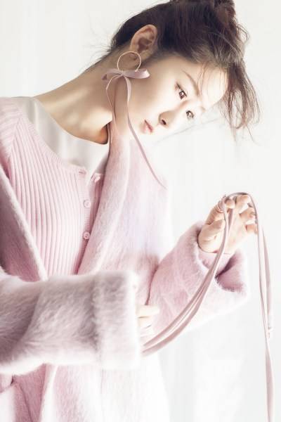 梁田時(shí)尚寫真笑容吸睛 貓咪入境盡顯親和力