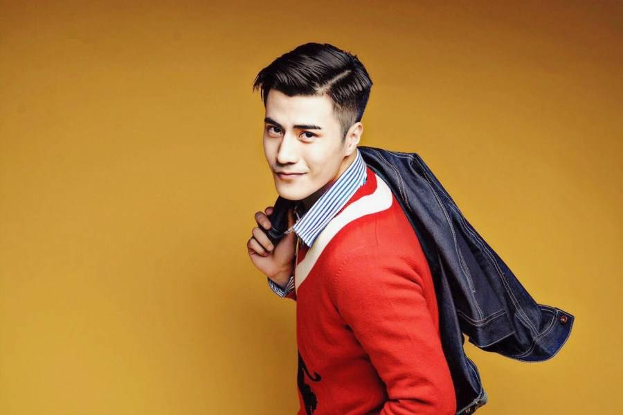 演員李晨浩新春寫真曝光 一襲復古紅毛衣?lián)岀R