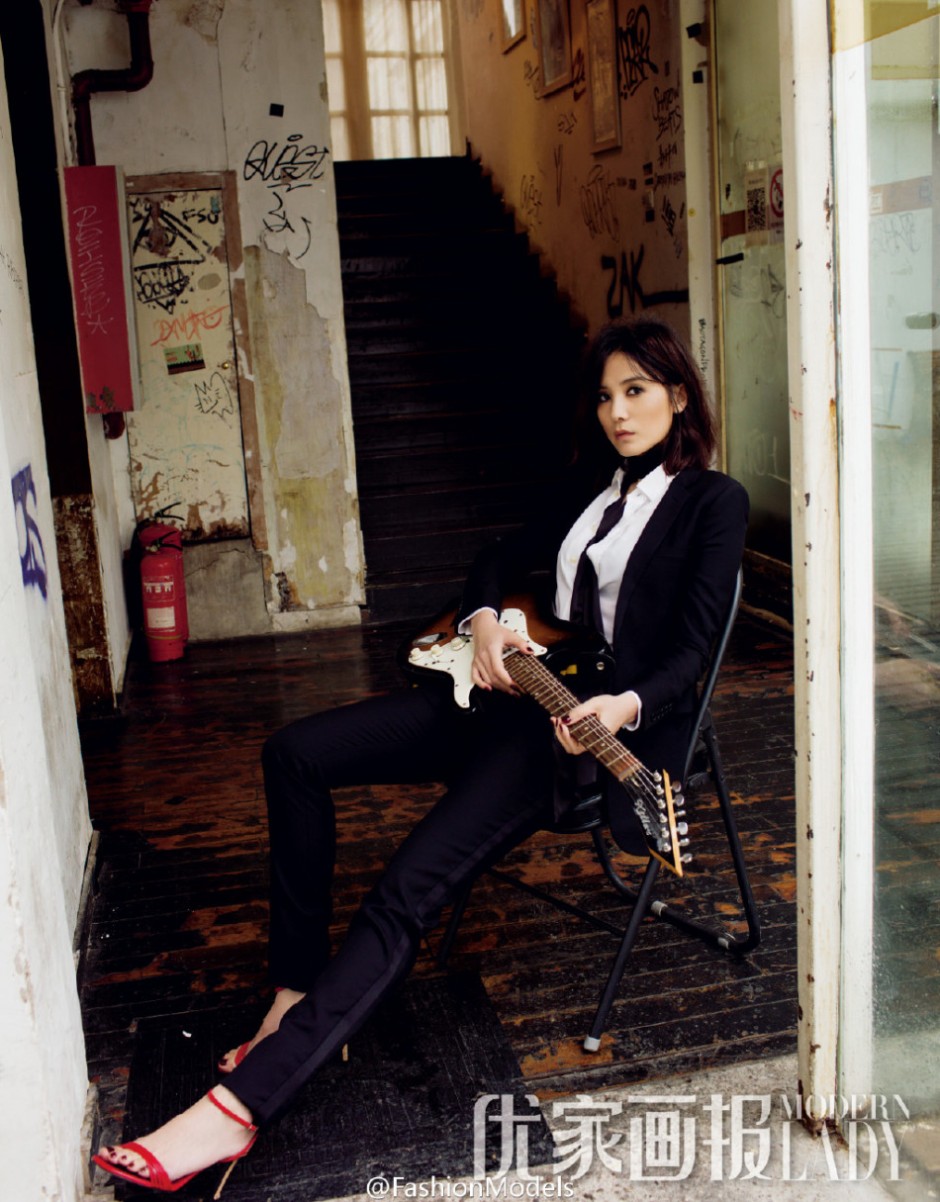 小宋佳最新寫(xiě)真大片公開(kāi) 抱吉他才女范兒十足