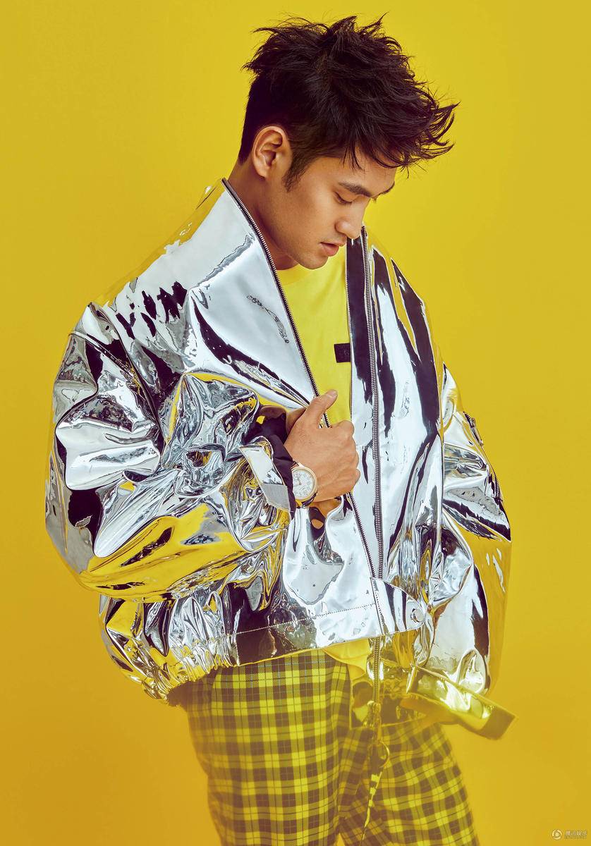 袁弘時(shí)尚寫(xiě)真大片曝光 反差萌盡顯雅痞氣息