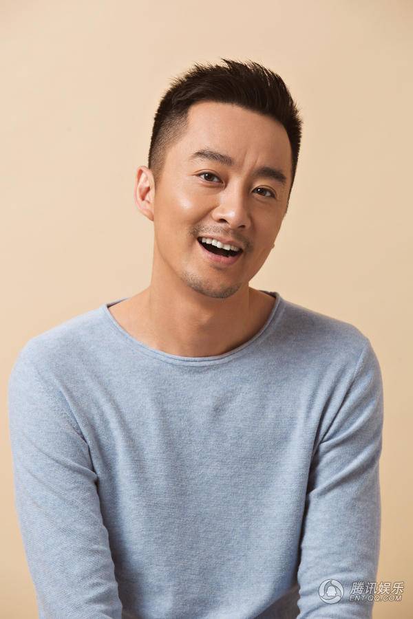 演員吳超冬季寫真曝光 溫暖笑容暖男味十足