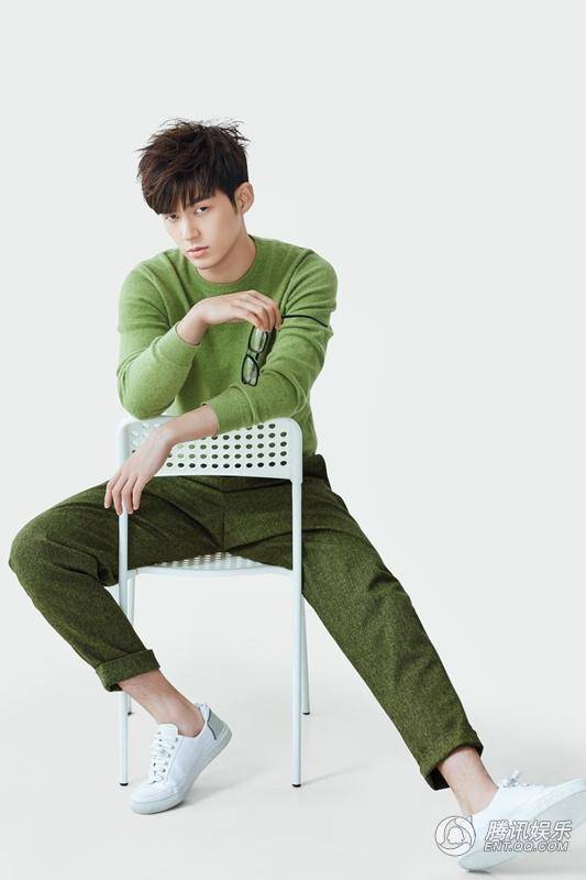 董力時尚大片曝光 綠色毛衣溫暖清新