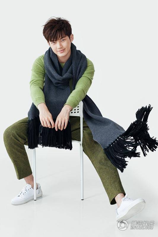 董力時尚大片曝光 綠色毛衣溫暖清新