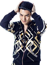 嚴(yán)屹寬運(yùn)動(dòng)型男裝扮寫真 動(dòng)感邪魅盡顯男士魅力”