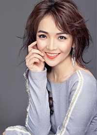 歌手斯琴高麗早春寫真 甜美微笑熟女范十足