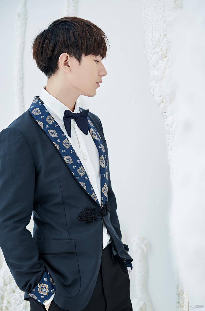 新生代演員成毅早春寫(xiě)真 復(fù)古優(yōu)雅笑容溫暖迷人