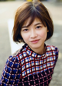 日本女星渡邊理佐寫真 印花長裙演繹成熟女性