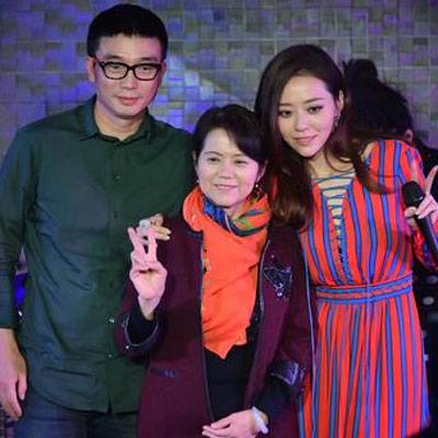 張靚穎馮軻現(xiàn)身機場 一路玩手機變無交流