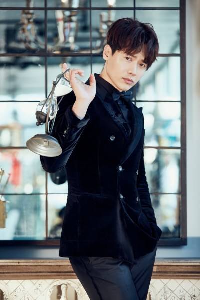 高云翔早春帥氣寫真大片 浪漫柔情逗萌寵