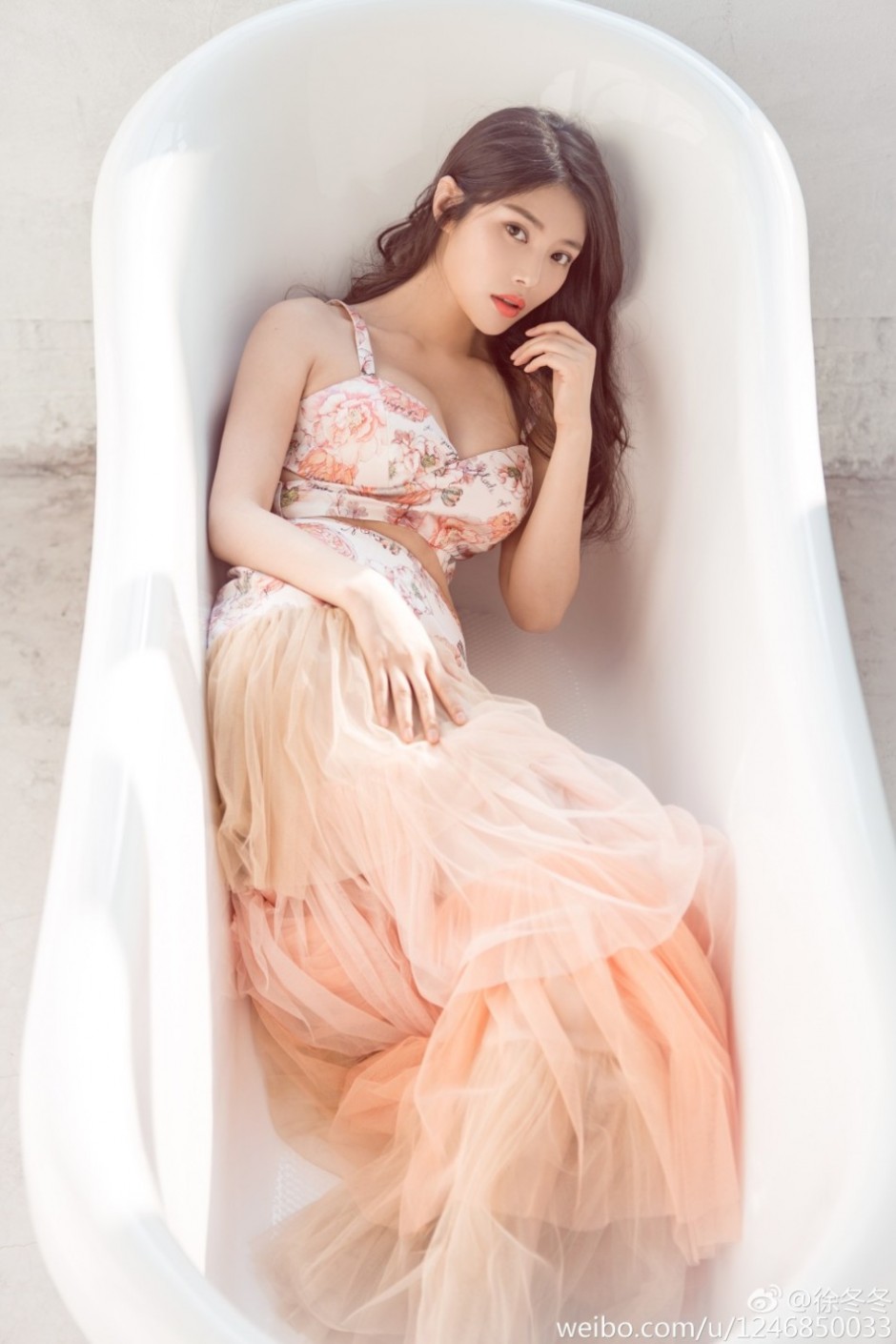 90后女星徐冬冬浴缸性感寫真 曲線曼妙秀巨胸