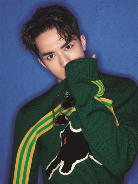 許魏洲登雜志封面寫(xiě)真圖片 俊秀面容叼花獻(xiàn)吻