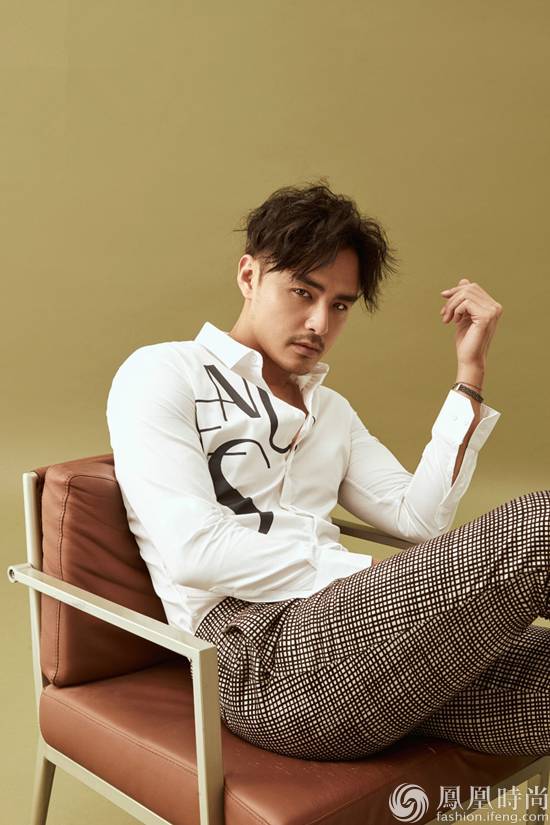 臺(tái)男星明道熟男魅力寫真來襲 雅痞氣質(zhì)笑容誘惑