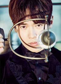 高云翔早春帥氣寫真大片 浪漫柔情逗萌寵