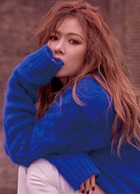 韓國(guó)歌手泫雅街頭寫真 性感紅唇實(shí)力撩人