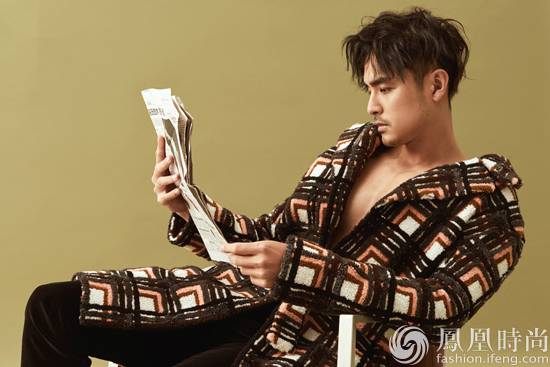 臺(tái)男星明道熟男魅力寫真來襲 雅痞氣質(zhì)笑容誘惑