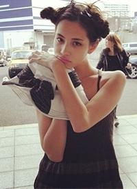 水原希子與男友逛家居店 疑似好事將近?