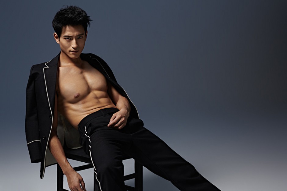 演員張峻寧赤身半裸大秀肌肉春光乍泄顯誘惑