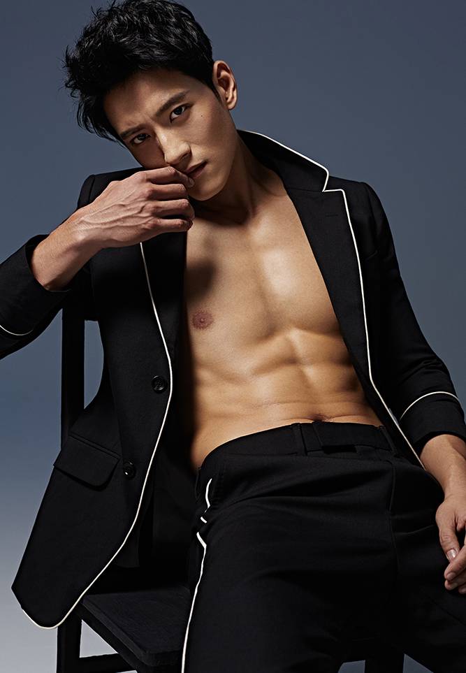 演員張峻寧赤身半裸大秀肌肉春光乍泄顯誘惑