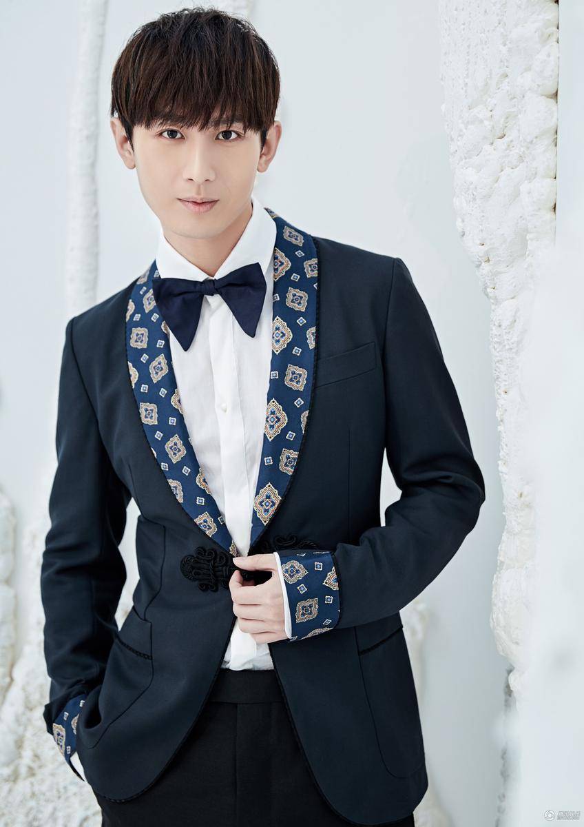 新生代演員成毅早春寫真 復古優(yōu)雅笑容溫暖迷人