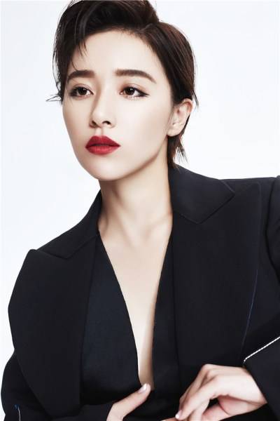 闕清子帥氣短發(fā)寫真曝光 西裝制服出鏡眼神撩人