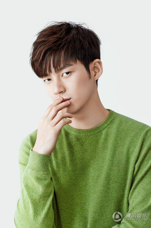 董力時尚大片曝光 綠色毛衣溫暖清新