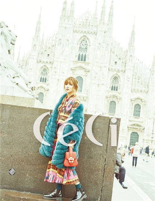 韓國歌手泫雅街頭寫真 性感紅唇實力撩人