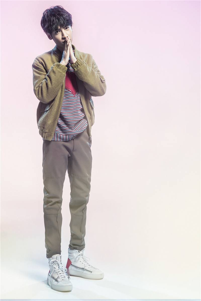 小鮮肉羅云熙情人節(jié)寫真曝光 浪漫比心男友力十足