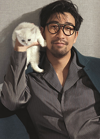 演員王千源最新時(shí)尚寫真大片 與貓咪共度情人節(jié)