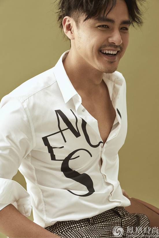 臺(tái)男星明道熟男魅力寫(xiě)真來(lái)襲 雅痞氣質(zhì)笑容誘惑