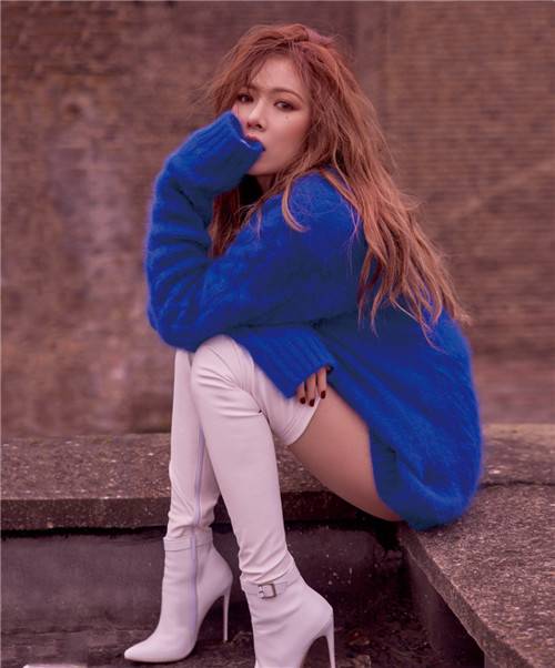 韓國(guó)歌手泫雅街頭寫(xiě)真 性感紅唇實(shí)力撩人