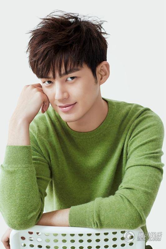 董力時尚大片曝光 綠色毛衣溫暖清新