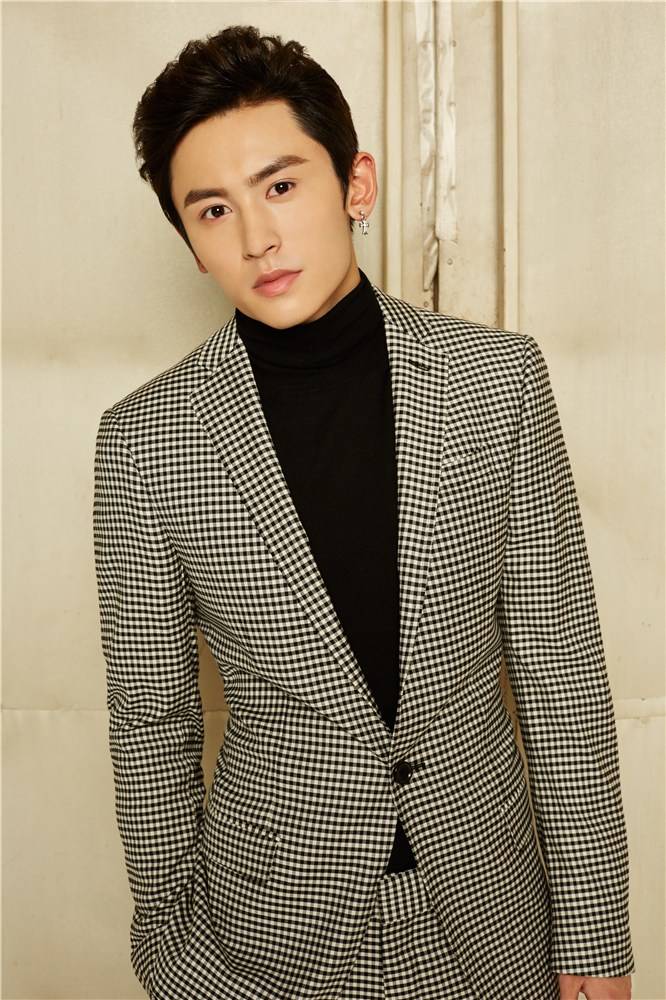 實力小生張哲瀚最新寫真 展不羈輕熟男魅力