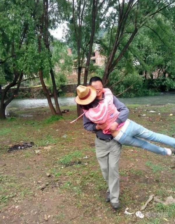 某高校副教授與女生曖昧不雅照流出 忘我激情舌吻