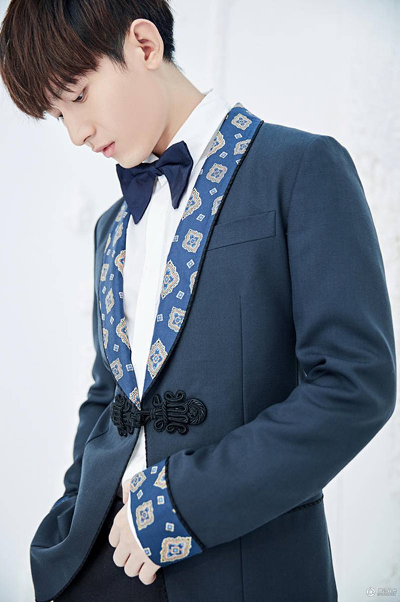 新生代演員成毅早春寫真 復古優(yōu)雅笑容溫暖迷人